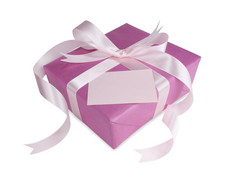 粉红色的礼物盒子与粉红色的弓白色背景与卡