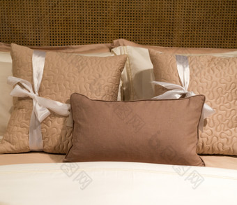 奢侈品垫子床上各种各样的阴影棕色（的）与丝带