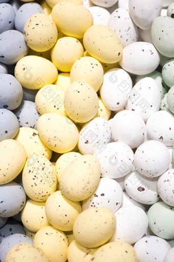 许多小斑点巧克力复活节鸡蛋