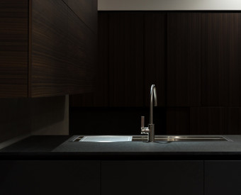 清洁而且极简主义厨房橱柜而且工作台与不锈钢钢厨房水槽