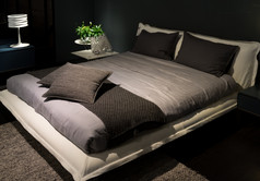 时尚的黑暗灰色的双床上极简主义房间