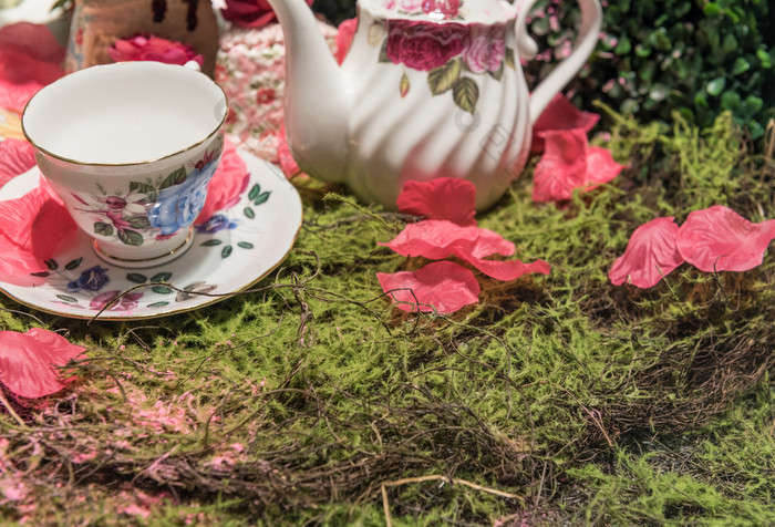 豪华的奶油茶野餐聚会，派对场景与花花瓣和老成形瓷质茶集