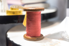 裁缝rsquo表格与红色的线程和磁带测量和衬衫布色板