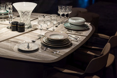 奢侈品表格设置与水晶玻璃和昂贵的餐具