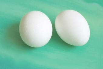 两个鸡蛋特写镜头两个鸡蛋特写镜头绿色帆布背景