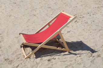 红色的休息室椅子红色的休息室椅子木和面料沙子