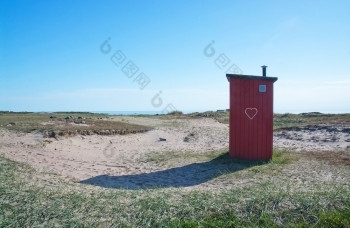 小海边厕所。。。房子红色的木与心站独自一人的桑迪希斯景观哈兰省瑞典