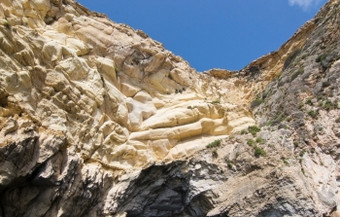 <strong>石灰石</strong>岩石与<strong>洞穴</strong>和清晰的绿松石水受欢迎的旅游吸引力蓝色的石窟阳光明媚的一天9月马耳他