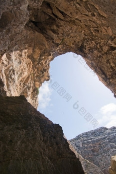 石灰石岩石与洞穴和清晰的绿松石水受欢迎的旅游吸引力蓝色的石窟阳光明媚的一天9月马耳他