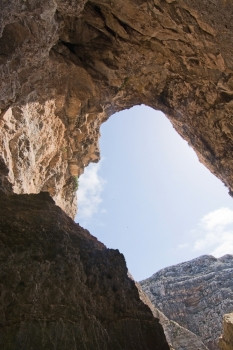<strong>石灰石</strong>岩石与<strong>洞穴</strong>和清晰的绿松石水受欢迎的旅游吸引力蓝色的石窟阳光明媚的一天9月马耳他