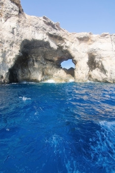 <strong>石灰石</strong>岩石与<strong>洞穴</strong>和蓝色的地中海海洋水附近孜然岛马耳他