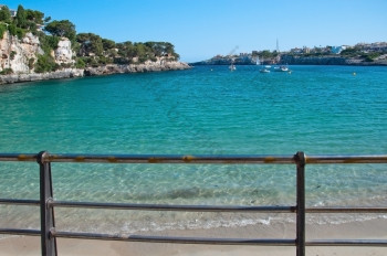 海滩港口基督与绿松石水和蓝色的天空阳光明媚的夏天一天马略卡岛巴利阿里群岛岛屿西班牙