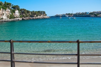 海滩港口基督与绿松石水和蓝色的天空阳光明媚的夏天一天马略卡岛巴利阿里群岛岛屿西班牙