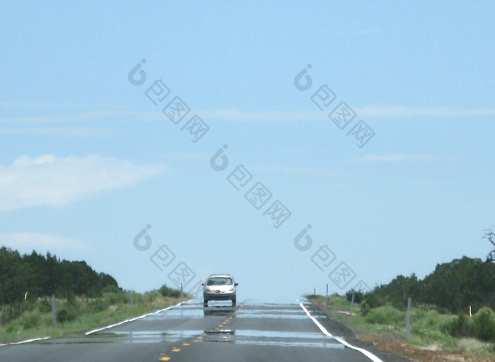 海市蜃楼高速公路海市蜃楼高速公路与车热沙漠一天7月亚利桑那州曼联州