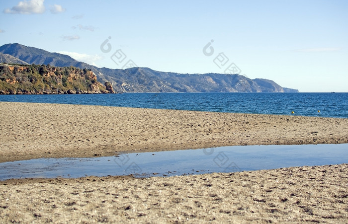 桑迪海滩和蓝色的海洋nerja布里亚纳桑迪海滩和蓝色的海洋阳光明媚的一天12月nerja安达卢西亚西班牙