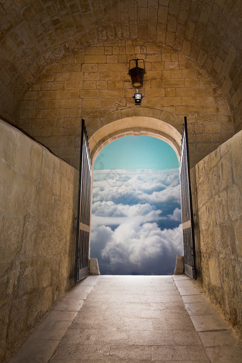飞行图片与云空中梦幻云景观空中梦幻云景观通过的盖茨中世纪的仙女演讲盖茨概念为新维过渡梦想祝希望概念