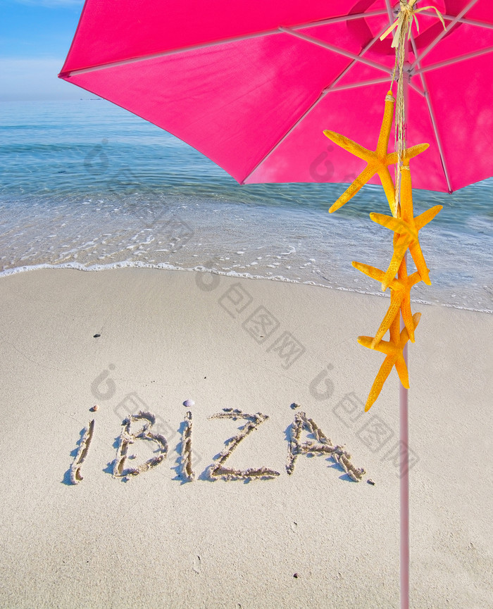 伊比沙岛写沙子粉红色的阳伞黄色的海星夏天主题和伊比沙岛粉红色的阳伞黄色的海星夏天主题和伊比沙岛写沙子海滩伊比沙岛西班牙