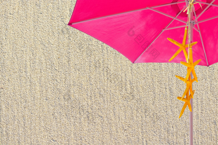 桑迪海滩细节排纹理背景粉红色的阳伞黄色的海星夏天主题粉红色的阳伞黄色的海星夏天主题复制空间海滩沙子纹理背景