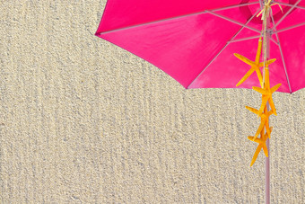 桑迪海滩细节排纹理背景粉红色的阳伞黄色的海星<strong>夏天主题</strong>粉红色的阳伞黄色的海星<strong>夏天主题</strong>复制空间海滩沙子纹理背景