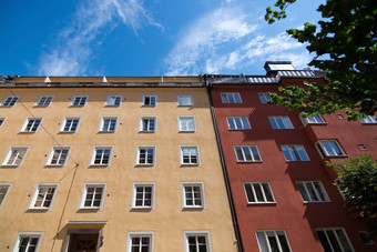 住宅建筑向上和蓝色的天空钠斯德哥尔摩瑞典住宅建筑外墙