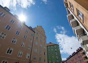 住宅建筑向上和蓝色的天空钠斯德哥尔摩瑞典住宅建筑外墙钠