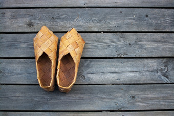桦木树皮鞋子瑞典人鞋子使用的世纪木背景桦木树皮鞋子