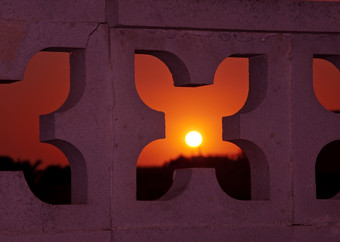 日出金天空通过开放形状混凝土墙马略卡岛西班牙日出金天空通过开放形状