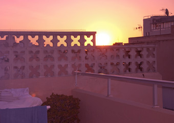 日出金天空通过开放形状混凝土墙马略卡岛西班牙日出金天空通过开放形状