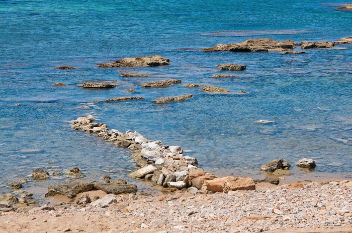 自然沿海夏天景观与岩石形成和水晶蓝色的海洋自然沿海夏天景观