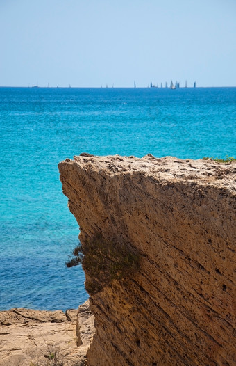 <strong>海景</strong>与岩石和赛船会阳光明媚的夏天一天马略卡岛西班牙<strong>海景</strong>与岩石和赛船会