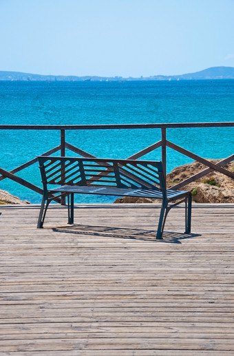 板凳上绿松石海洋阳光明媚的夏天一天马略卡岛西班牙板凳上绿松石海洋