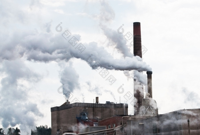 烟污染通过工业烟囱对灰色的天空烟污染通过工业烟囱