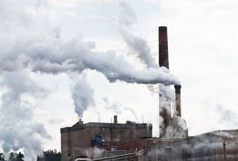 烟污染通过工业烟囱对灰色的天空烟污染通过工业烟囱