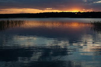 和平色彩斑斓的日落湖与天空反射宁静的水瓦姆兰瑞典和平色彩斑斓的日落湖与天空反射