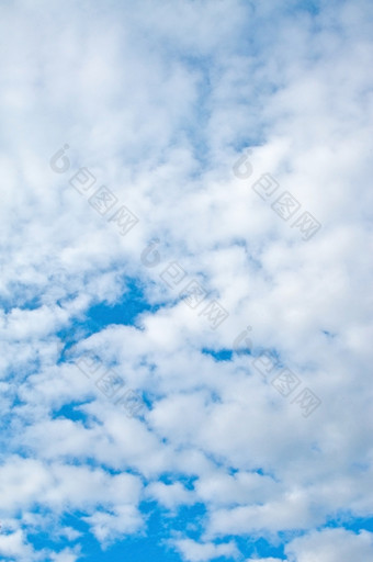 蓝色的夏天天空与部分云封面瑞典蓝色的夏天天空与部分云封面