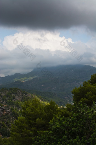 雄伟的山景观与太阳和阴影和绿色细微差别之前雷雨8月马略卡岛西班牙雄伟的山景观与太阳和阴影和绿色细微差别之前雷雨