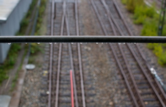 雨滴栏杆在铁路跟踪改变附近斯德哥尔摩郊区多雨的一天雨滴栏杆在铁路跟踪