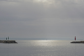 海洋视图与<strong>帆船</strong>和阳光开放之间的两个皮尔斯和平和蓝色的11月一天马略卡岛西班牙海洋视图与<strong>帆船</strong>和阳光