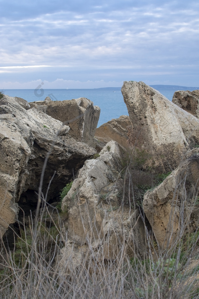 沿海景观与岩石海和天空外棕榈与蓝色的光11月马略卡岛西班牙沿海景观与岩石