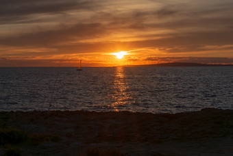 海景与帆船在日落的地中海海马略卡岛西班牙海景与帆船在日落的地中海