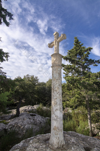 白色石头交叉站雕刻石灰石<strong>基地</strong>常绿森林附近的修道院柳克马略卡岛西班牙白色石头交叉站雕刻石灰石<strong>基地</strong>