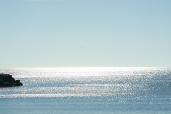 稀疏的太阳闪闪发光的巨大的海景与地平线和蓝色的天空马略卡岛西班牙稀疏的太阳闪闪发光的巨大的海景与地平线