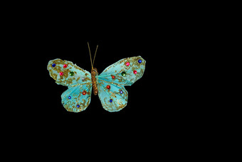 手工制作的绿松石蝴蝶与粉红色的和蓝色的珠子孤立的白色手工制作的绿松石蝴蝶与粉红色的和蓝色的珠子