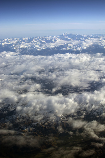 瑞士高山与雪山上衣空中视图对的东在下午飞行12月瑞士高山与雪山上衣空中视图对的东