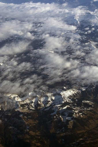 瑞士高山与<strong>雪山</strong>上衣空中视图对的东在下午飞行12月瑞士高山与<strong>雪山</strong>上衣空中视图对的东