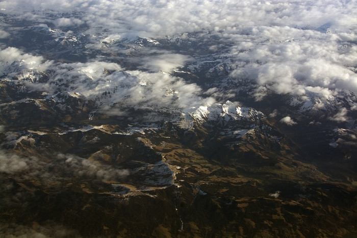 瑞士高山与雪山上衣空中视图对的东在下午飞行12月瑞士高山与雪山上衣空中视图对的东