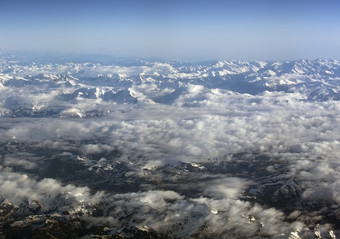 瑞士高山与<strong>雪山</strong>上衣空中视图对的东在下午飞行12月瑞士高山与<strong>雪山</strong>上衣空中视图对的东