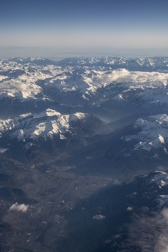 瑞士高山与<strong>雪山</strong>上衣空中视图对的东在下午飞行12月瑞士高山与<strong>雪山</strong>上衣空中视图对的东