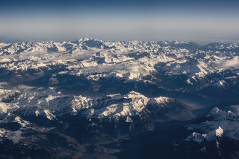 瑞士高山与雪山上衣空中视图对的东在下午飞行12月瑞士高山与雪山上衣空中视图对的东