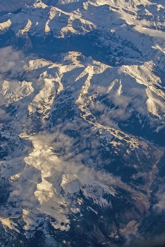 瑞士高山与<strong>雪山</strong>上衣空中视图对的东在下午飞行12月瑞士高山与<strong>雪山</strong>上衣空中视图对的东